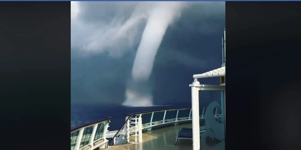 Bίντεο που κόβει την ανάσα: Τεράστιος υδροστρόβιλος στη Σαντορίνη!